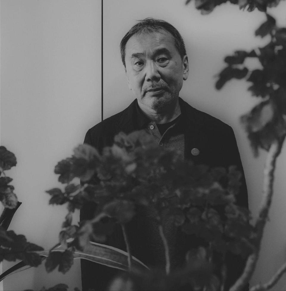 " عليك أن تتقبل أن بعض البشر سيحتلون مكاناً في قلبك إلى اﻷبد دون أن يكون لهم مكان في حياتك ."

- هاروكي موراكامي.