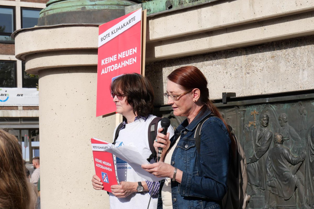 RoteKlimaKarte's tweet photo. Wollt Ihr die ganze Misere rund um den #BVWP und #Autobahn Bau erfahren? Dann hört Alice und Petra zu bei ihrer Rede gestern in Köln anlässlich der #Verkehrsministerkonferenz.
Danke auch @DanniPilger!
@bmdv
@VerkehrNRW
@Wissing
@Oliver_Krischer
https://t.co/YuGNX8lGkc https://t.co/3QBgNiP2Fn