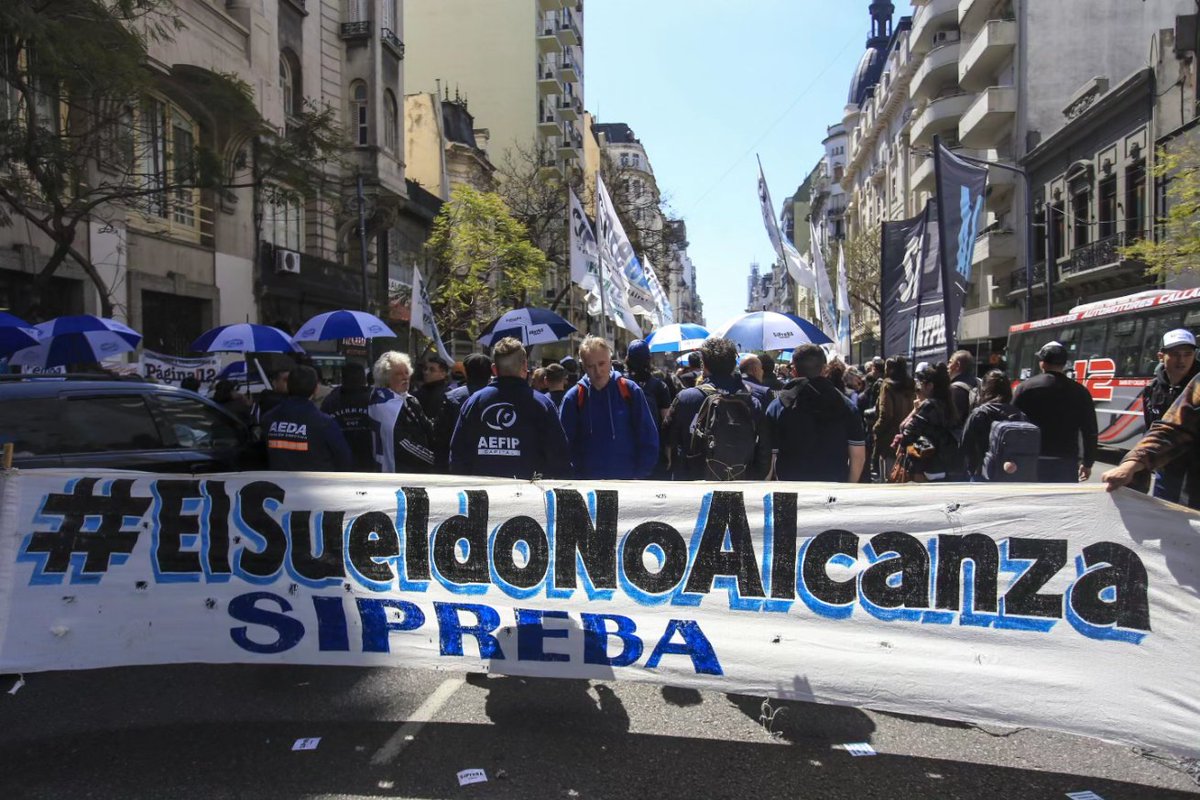 sipreba's tweet photo. 💪GRAN JORNADA DE LUCHA CON PARO Y MOVILIZACIÓN EN PRENSA ESCRITA

📢 Seguimos con asambleas en los lugares de trabajo y convocamos plenario de delegades para el próximo jueves 19/10. 

🗯 ¡Reclamamos recomposición salarial en la paritaria! 

#SiPreBA2023 
#SiPreBAenParitarias https://t.co/vYM69A9X5t