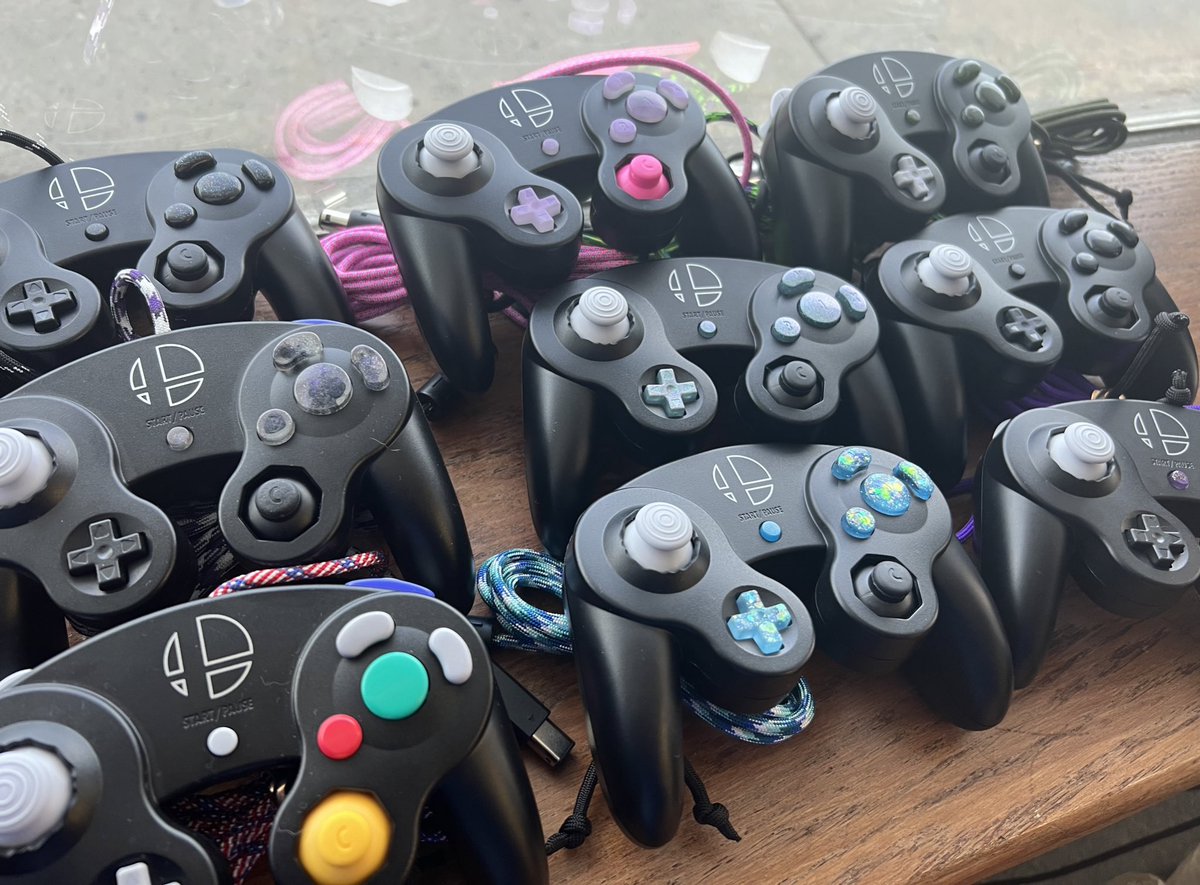 Fuck it.

Everything pictured here is now priced at $200 on our website. Every controller has a notched shell.

I will be doing this until I can pay our bills.

luckygcc.pro/controller-gar…