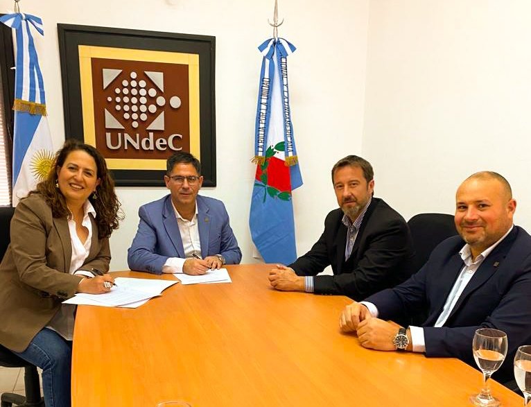 Estamos muy felices de anunciar la firma de un convenio de mutua cooperación con la <a href="/UNdeC/">UNdeC</a>. ✒️

A través de este acuerdo, la carrera de sommellerie dictada por esta institución se incorpora a las avaladas por AAS 

¡Gracias a la Universidad y a <a href="/COVIAR1/">COVIAR</a> por facilitar la gestión!