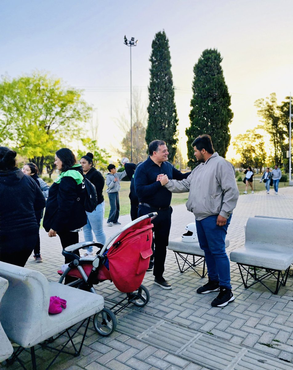 DarioCapitani's tweet photo. Nos encontramos en el Parque Pereira y Dominguez para conocerlas. 💥
Ellas conforman un equipo de futbol femenino amateur "IMPACTO FEMENINO".

El mundo del fútbol está experimentando una transformación profunda a medida que más mujeres se unen a este deporte que despierta pasiones.

Por eso, es muy importante diseñar programas de desarrollo específicos para mujeres adaptados a las necesidades y metas individuales de las jugadoras, proporcionando entrenamiento técnico de alta calidad y oportunidades para competir a diferentes niveles. 

👉 ¡Villa María debe apoyar a todos estos equipos femeninos que son cada vez más!