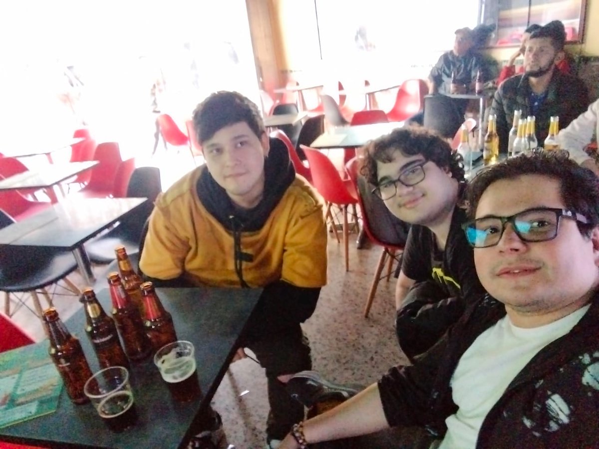 Con el <a href="/Athyxz/">Alejandro Nuñez</a> y <a href="/PDaniel08/">Daniel Palacios</a> 
Mañana para el Sofa