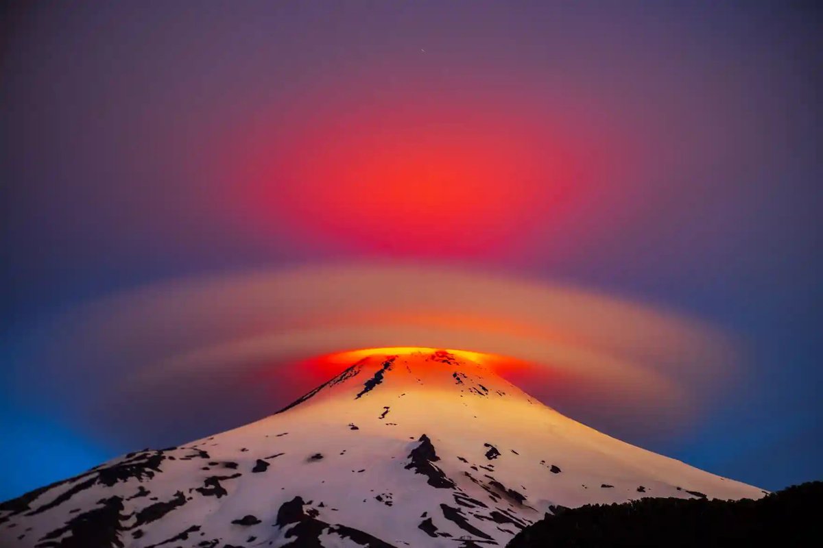 #Nature : An astonishing #lenticular cloud above an active #volcano.

Named  “A giant wakes up”, Araucanía, #Chile. 🇨🇱🌋☁️ 
🥇#Best Weather #Photography Award 2023.

#Beautifull #Earth