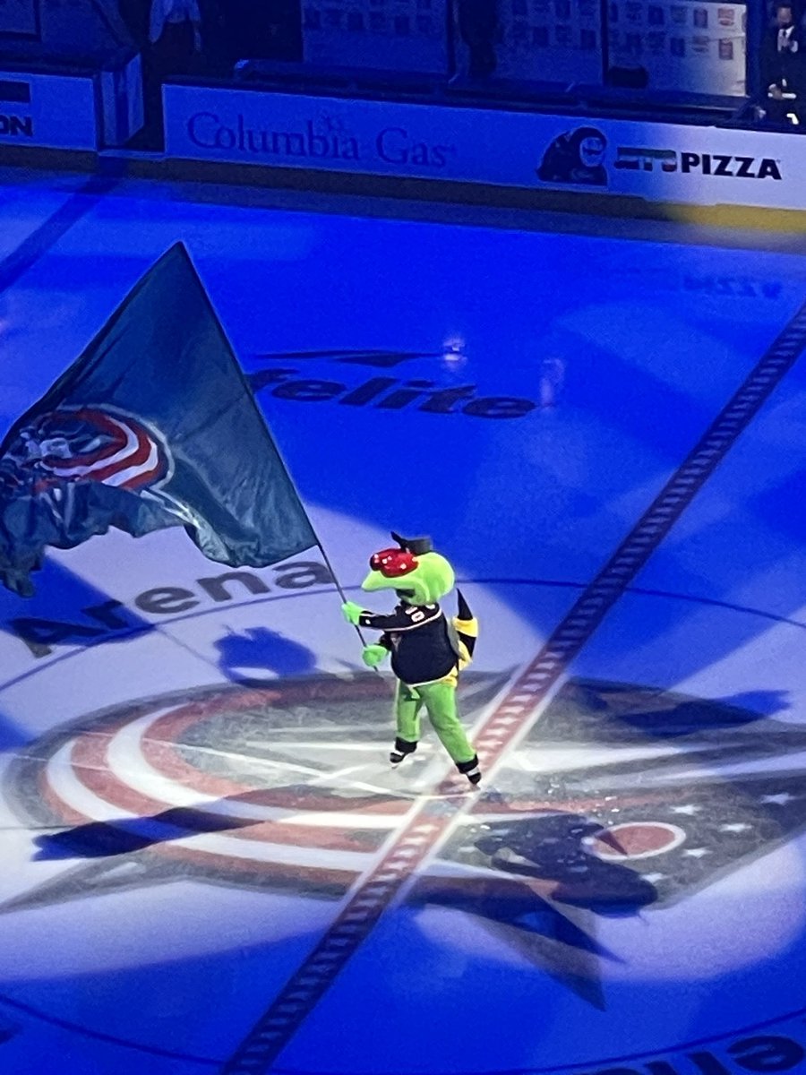 NatalieC99's tweet photo. Oh @StingerCBJ how I’ve missed you 😍😍😍😍 #CBJ https://t.co/NwOT4t33Po