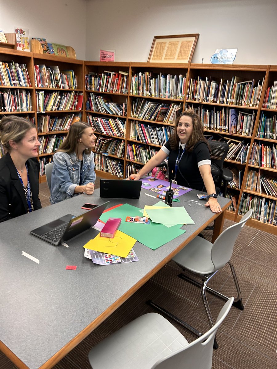 MelissaRussoAP's tweet photo. Last week, I had the pleasure of supporting Oakside staff with creating their very own βI Am..β posters! This is what community and connection is all about ! #IAmproject #peekskillpromise @VargasDir @AnaBudds @OaksideOwlAP @PeekskillCSD https://t.co/Vh46pvhMLd