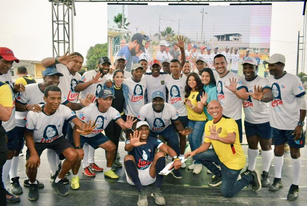 SofiaEspinRC's tweet photo. 📍⚽ GRACIAS GUASMO SUR
Junto a @LuisaGonzalezEc y los #EmbajadoresDelCambio estuvimos en el mega evento #ClínicasDeportivas.
El deporte promueve una vida sana y activa para nuestros chicos y jóvenes; volverá a ser prioridad. 🖐🏽🇪🇨

#PorElBienDeTodos
#LuisaPresidenta 🇪🇨 https://t.co/ohIL4buCFh