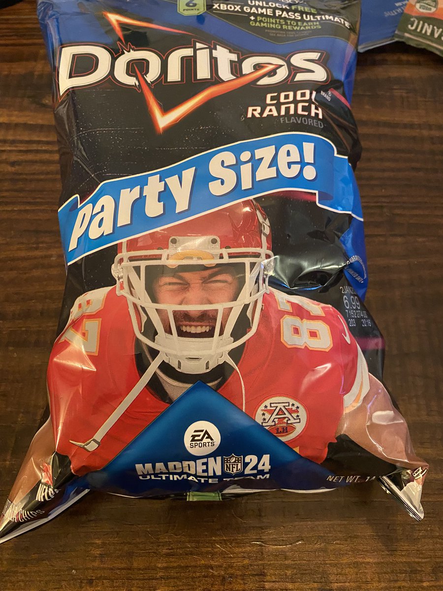 JakeArthurNFL's tweet photo. Hell yeah, Taylor Swift’s boyfriend is on my Doritos. #traviskelce #taylorswift #seeminglyranch https://t.co/oR3x8XiBxd