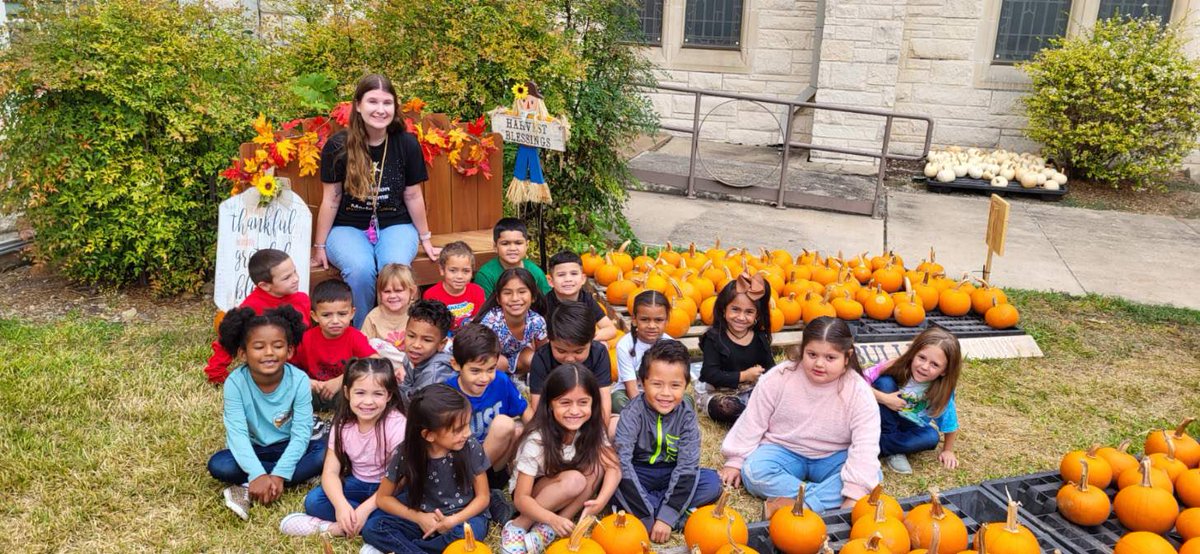 MsCooperkinder's tweet photo. What a fun day! We learned so much about pumpkins today! 🎃 https://t.co/BB4weRfe1J