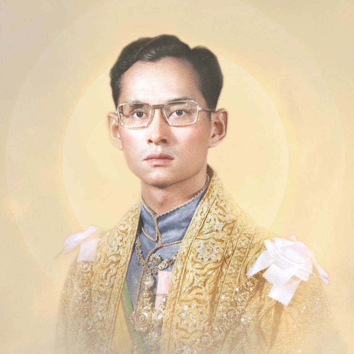 ผมรักในหลวง ร.9 ไม่ใช่แค่ในฐานะพระมหากษัตริย์นักพัฒนา แต่รักท่านที่เป็นมนุษย์ยิ่งกว่ามนุษย์ จะอยู่อย่างสุขสบายก็ได้ แต่กลับเลือกทรงงานลำบากตรากตรำ อุทิศชีวิตเสียสละเพื่อประโยชน์สุขแห่งมหาชน ท่านจึงเป็นแรงบันดาลใจเป็นผู้ที่สอนให้ผมรักประเทศชาติและประชาชนอย่างแท้จริง #นวมินทรมหาราช