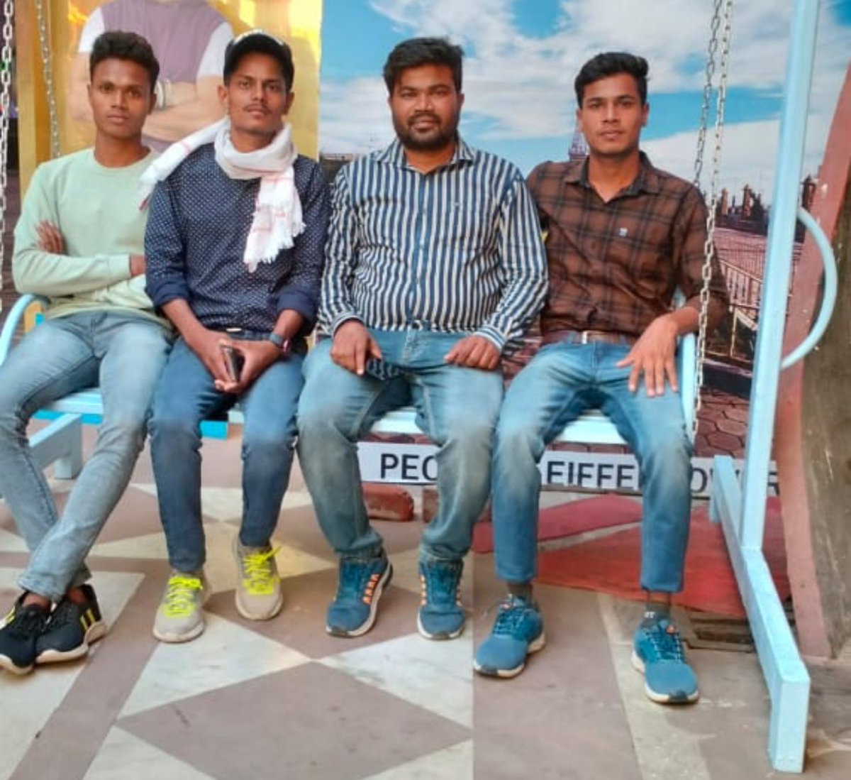 All four of us brothers got photographed in the People's Mall of Bhopal City...🌆🌉

@Vishnuyadav45 #RamkumarYadav #RohanYadav #RajuYadav #BhoplCity