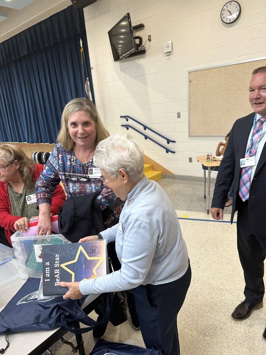 Thank you @donrobertson20 for visiting College Park @BeAReader 🐻 📚 program through the United Jewish Federation of Tidewater. Our 2nd grade students love reading 📖 with their mentors weekly. 📚 @vbschools @DrManigo @sarapmendez1 💙💛 @VBTitleI