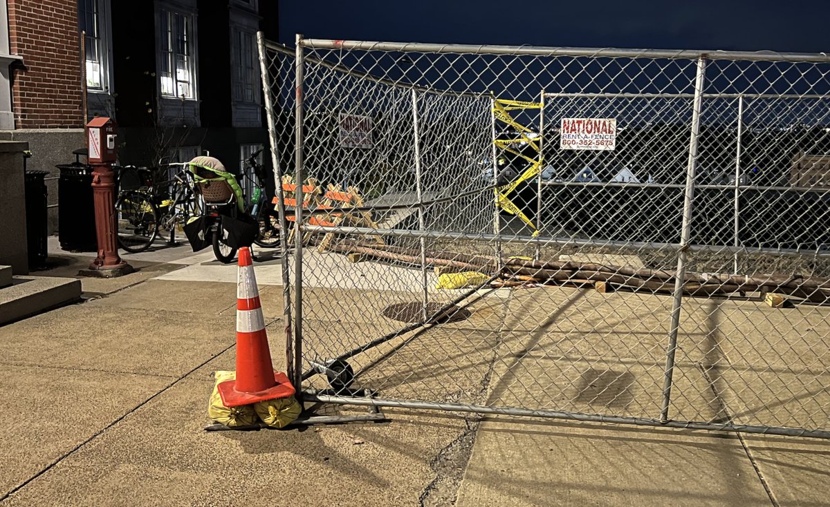 somershade1's tweet photo. I will take this moment to complain, ever so briefly, that the construction on Central Hill has reduced the bike parking at City Hall from four (4) spots to two (2).

Hopefully temporarily.

5/? https://t.co/Au71RTnCeO