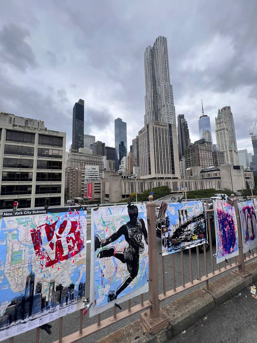 girlraper231's tweet photo. #USA Photographed on the Brooklyn Bridge in New York https://t.co/VuIw6UkqxC