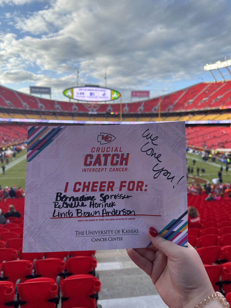 SheyDill's tweet photo. We always cheer for the @Chiefs, but cheering even harder for our loved ones effected by Cancer. #ChiefsVsCancer #CrucialCatch #RedKingdom #ChiefsVsBroncos https://t.co/OfkQt98Kwu