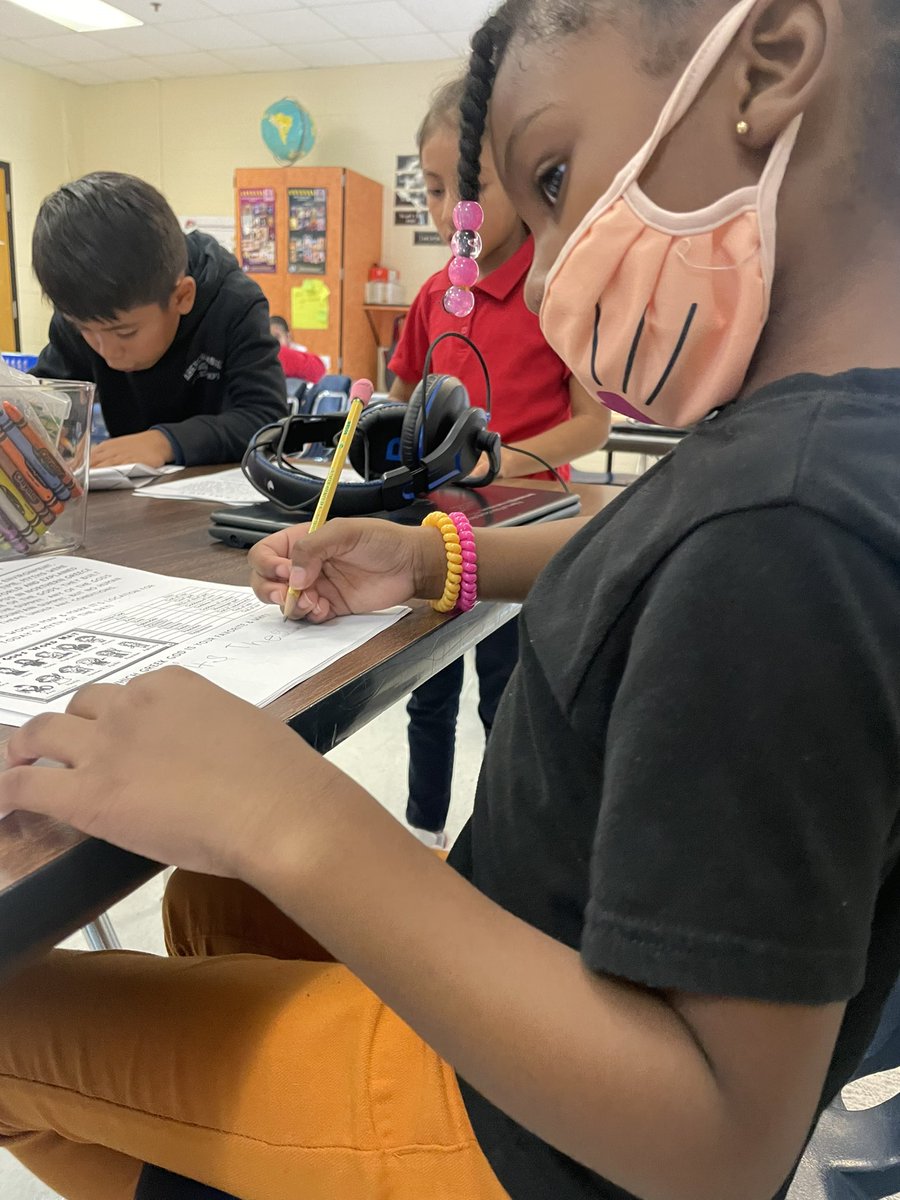 missoneals's tweet image. My Ss facial expressions tickle me . Today we continued our unit #NatureMyths 🌧️ 🌪️ Todays lesson explored Greek Mythology &amp;amp; their nature myths 🌋#taggingexcellence #brightbrains