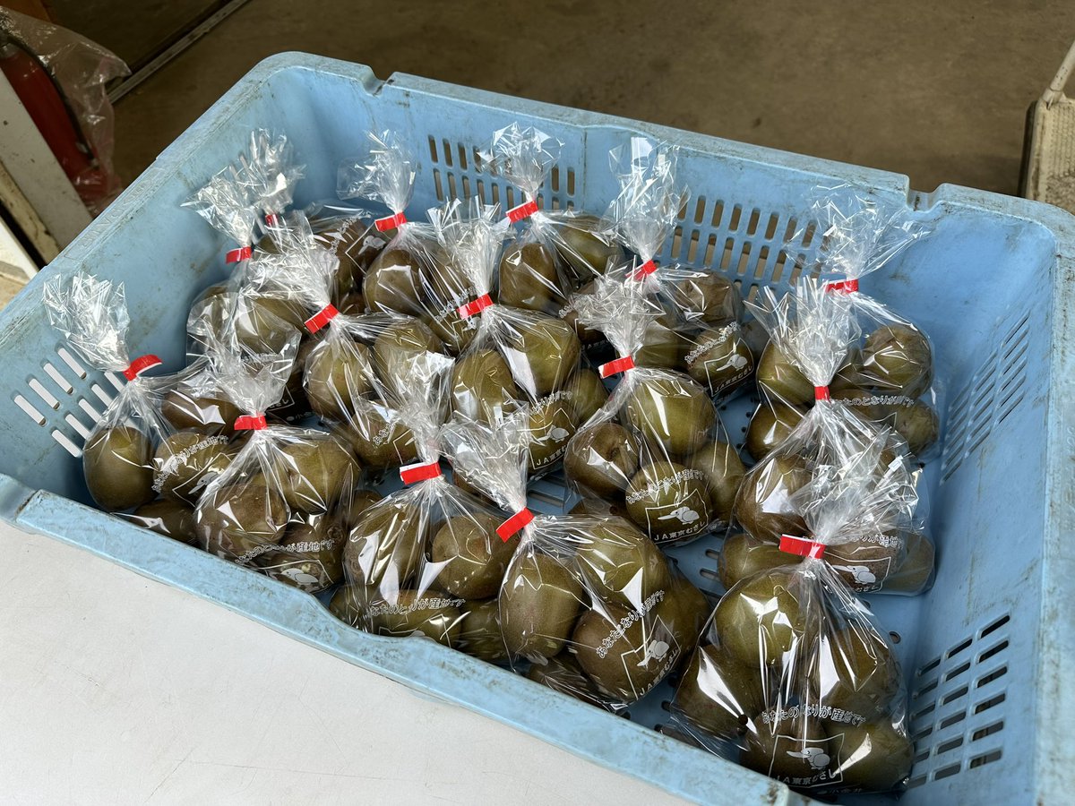 yoshino_en's tweet image. 10/13（金）8時30分より
赤いキウイ【紅妃】販売 
#MyLocal #三鷹 #キウイ