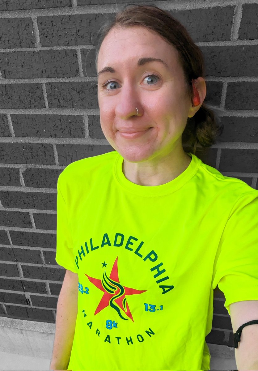 Reminder if you're running in the evening to dig out your lights, reflective gear, and bright colors to stay safe during runs as it gets darker. This neon @Philly_Marathon shirt does the trick and I love it 😁 #runphilly #phillyhalfmarathon