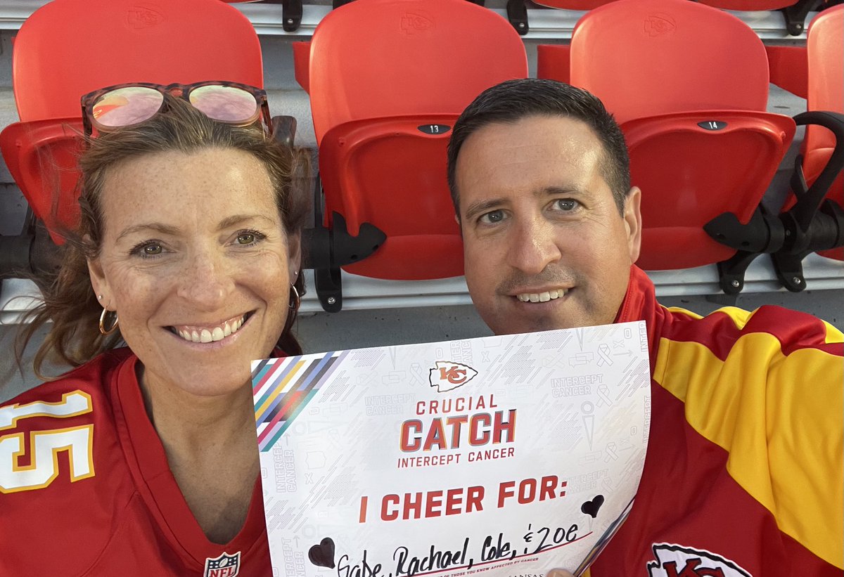 cdabalos's tweet photo. Love you all! ❤️#ChiefsVsCancer https://t.co/hDXprbBh74
