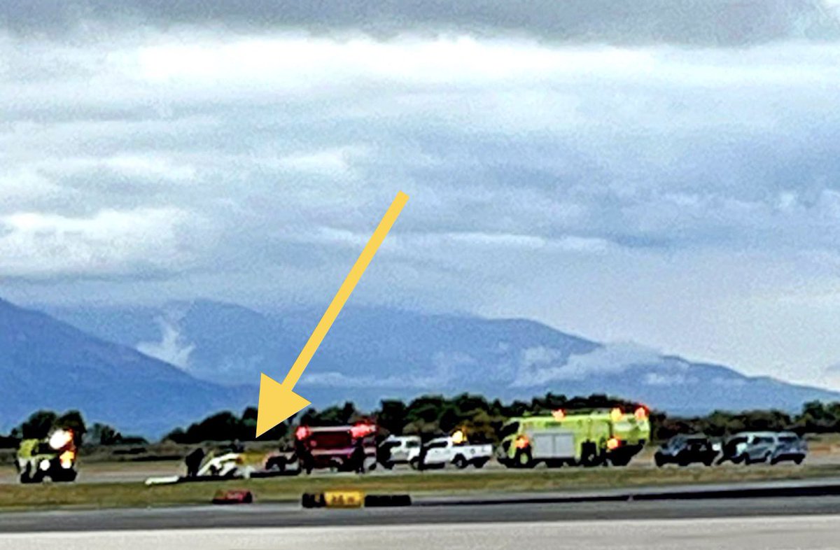 SLCScanner's tweet image. #Breaking #PlaneIncident #ProvoAirport #Time: A small plane landed and flipped over on its top at #KPVU #Provo on #Runway31 at approx 1538. 1 soul onboard and #EMS on #ATCAudio reported no injuries to the tower. Aircraft is a #Maule_M7_235C. #Aviation