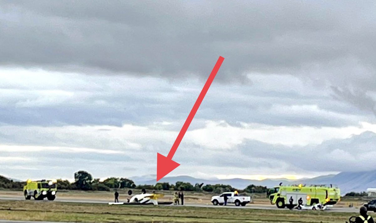 SLCScanner's tweet image. #Breaking #PlaneIncident #ProvoAirport #Time: A small plane landed and flipped over on its top at #KPVU #Provo on #Runway31 at approx 1538. 1 soul onboard and #EMS on #ATCAudio reported no injuries to the tower. Aircraft is a #Maule_M7_235C. #Aviation