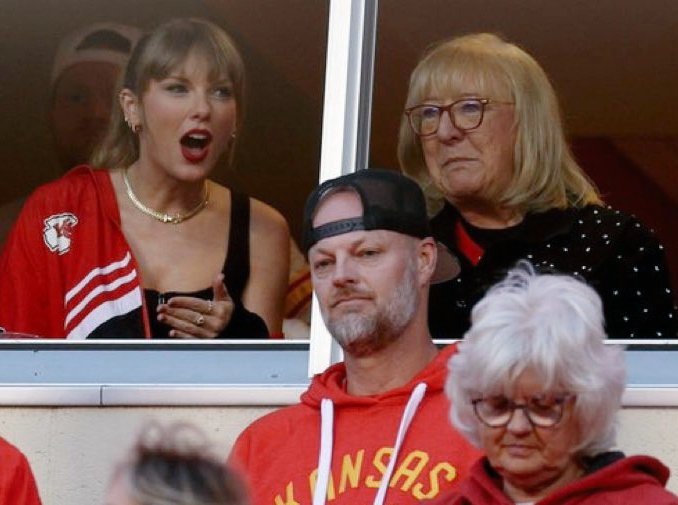 TheSwiftSociety's tweet photo. 📸| @TaylorSwift13 with Donna Kelce tonight https://t.co/CMRaobSQoX