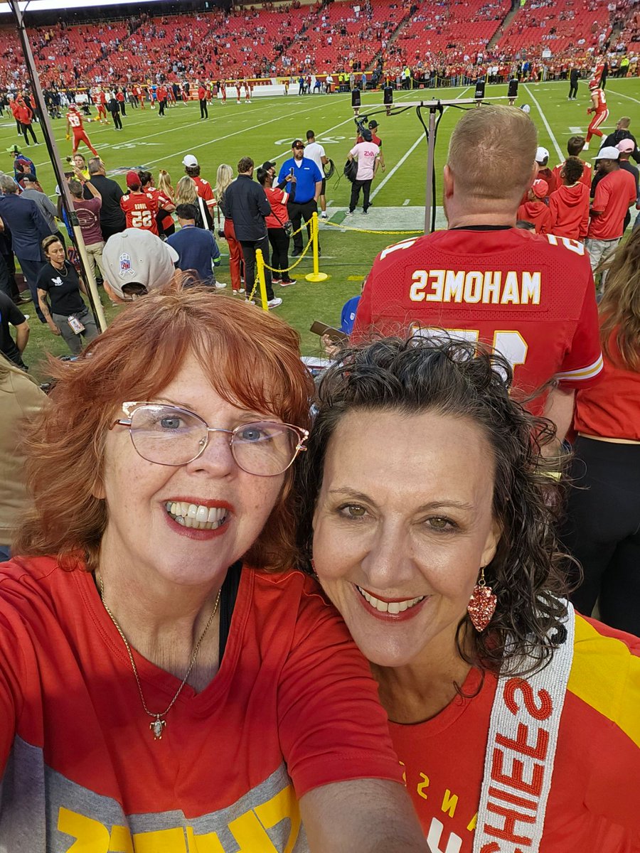 MichelleFewins's tweet photo. Besties since grade school! #ChiefsKingdom https://t.co/iDcR4HOVjJ
