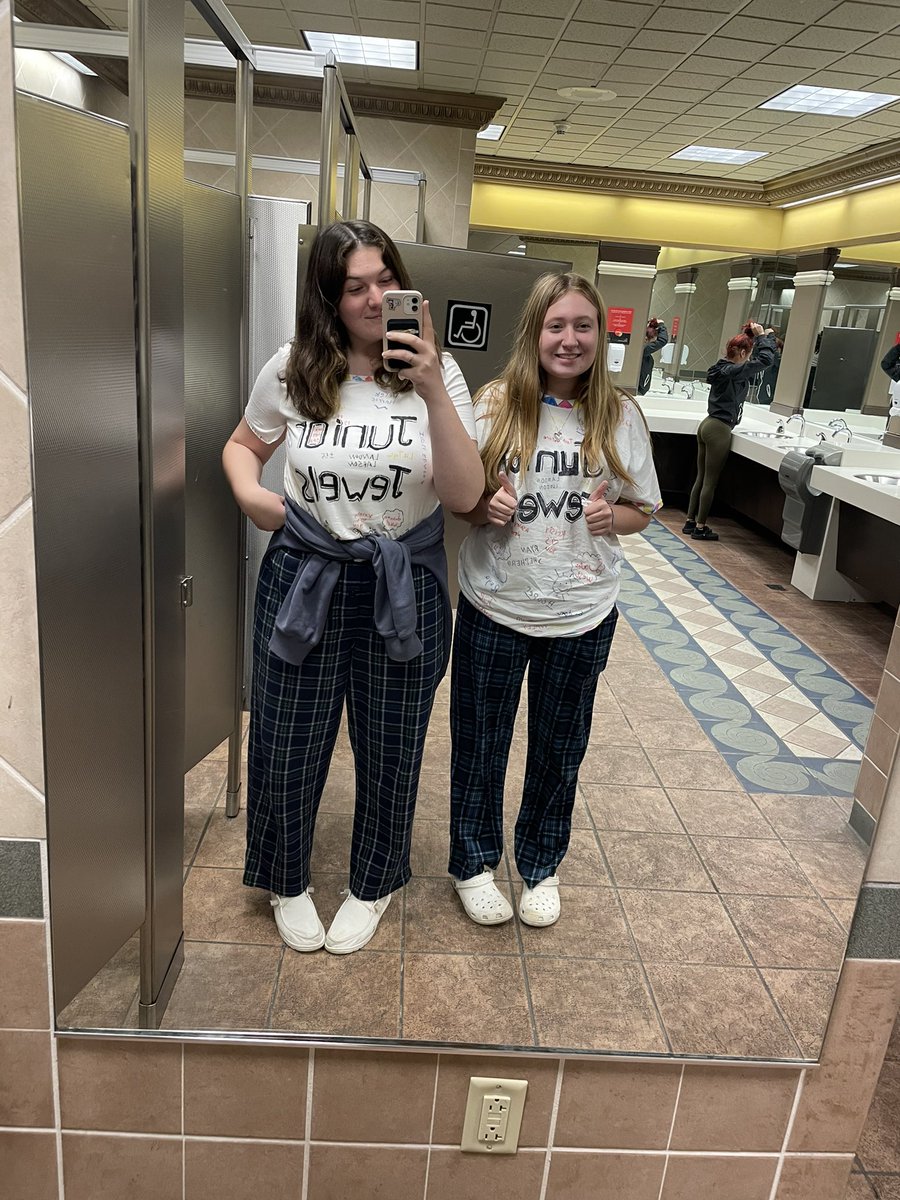 _sarahrobyn's tweet photo. the best pjs for the   #TSTheErasTourFilm 💎 https://t.co/r7CUESRwr0