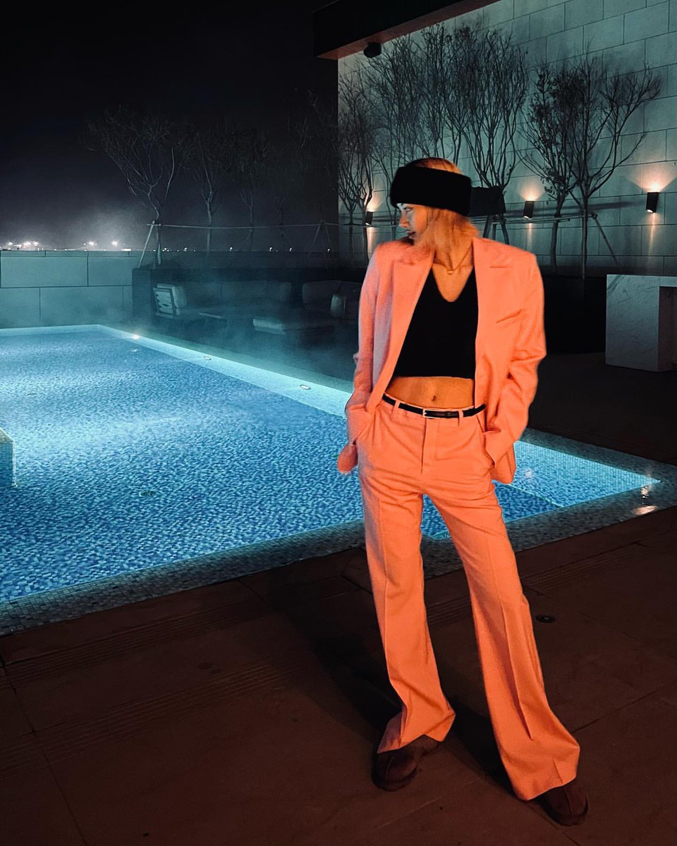 lalisalovemme's tweet photo. a gentle reminder that this is how lisa pulled up to roseanne's birthday party last year and gave her a ribbon that was the same color as her fit with "i'm your birthday present" written on it 😫🧎‍♀️ https://t.co/d2WAVmEt7d