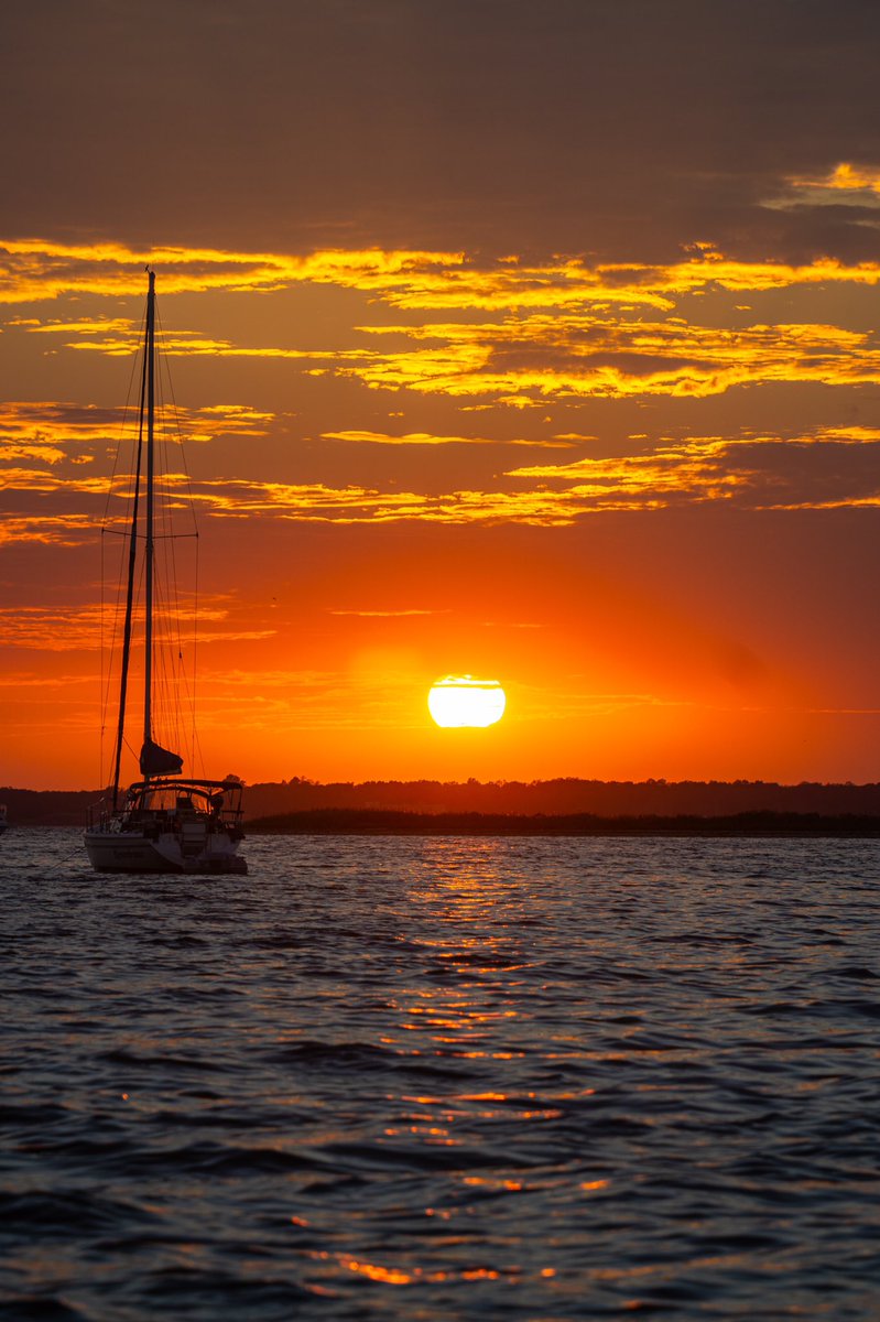rivsauber's tweet photo. Views🎃✨🌅
#sunset #sunsets #sunsetphotography #octobersunset #SonyAlpha https://t.co/E3lBI0OjET