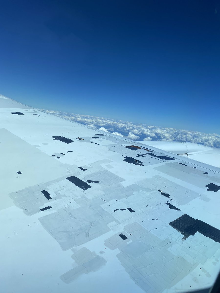 druidarenetxea's tweet photo. Sabrá el Gerente / CEO de @Latam , #LATAM , #Latam , el nivel de parches de sus aviones trayecto Santiago Madrid y viceversa?
Realmente esto es de un nivel de negligencia tremendo… un avión en este estado, con HOYOS en el ala, NO puede hacer un vuelo, menos transatlántico. https://t.co/jjMtRexNCH