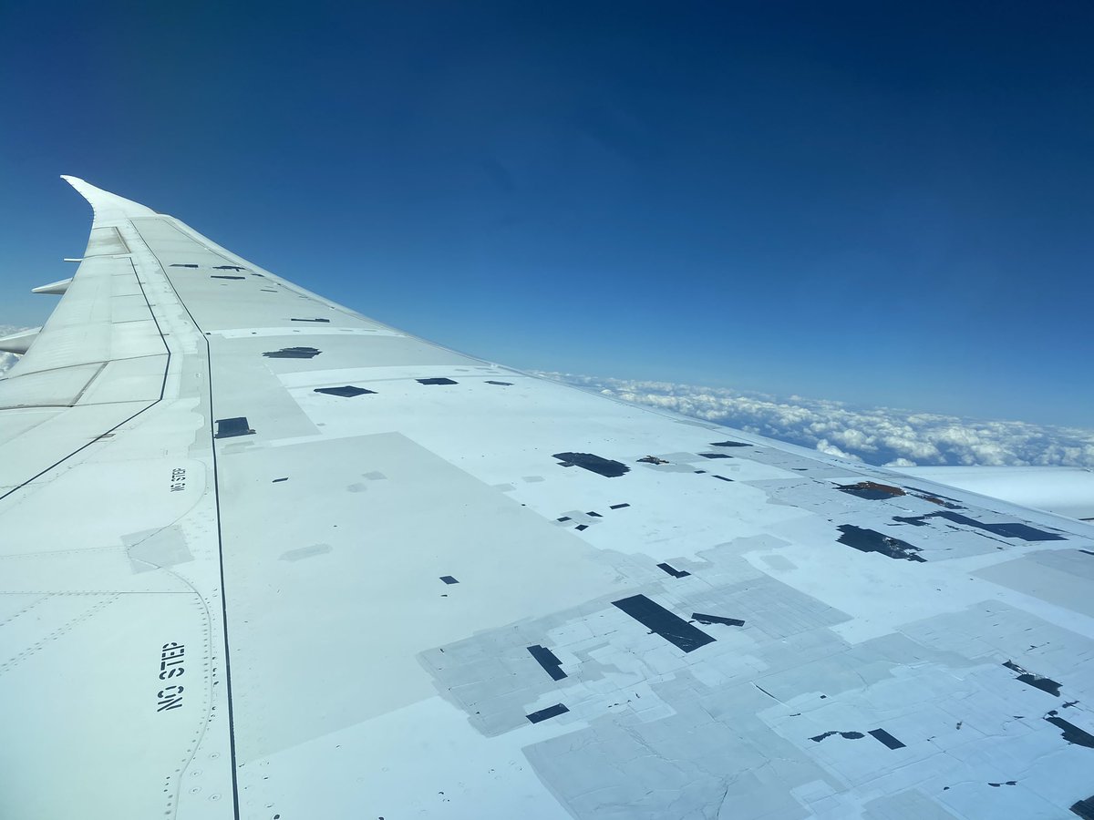 druidarenetxea's tweet photo. Sabrá el Gerente / CEO de @Latam , #LATAM , #Latam , el nivel de parches de sus aviones trayecto Santiago Madrid y viceversa?
Realmente esto es de un nivel de negligencia tremendo… un avión en este estado, con HOYOS en el ala, NO puede hacer un vuelo, menos transatlántico. https://t.co/jjMtRexNCH