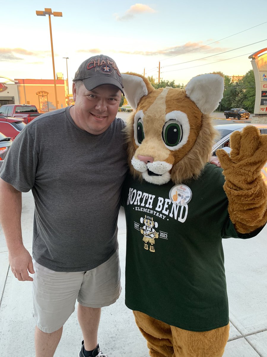 nbewatchdogs's tweet photo. Showing our support for the NBE PTO!!! They are here until 8.. mention NBE Spirit Night before ordering.. #NBEPTO #NBEWATCHDOGS https://t.co/YDaiJjf9Kf