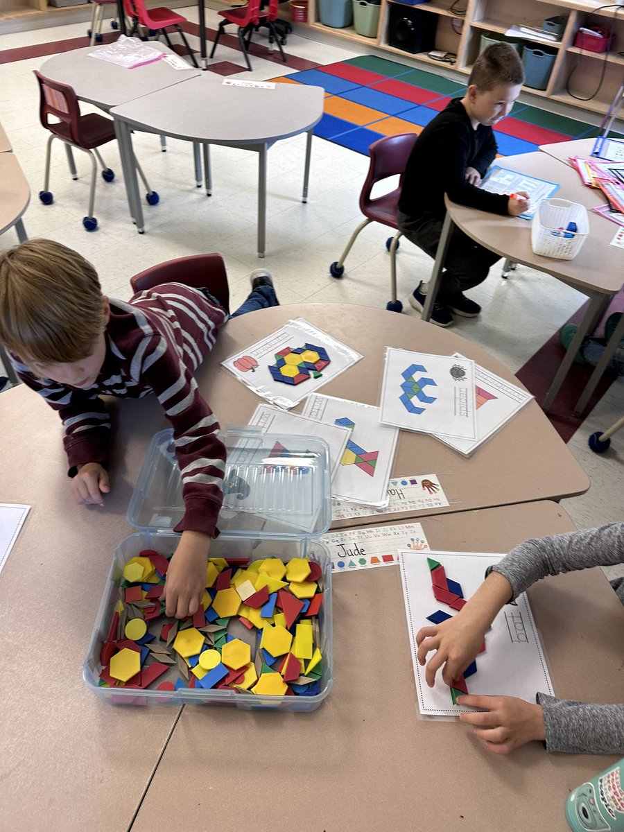 mslefebvre12's tweet photo. Lots of 🟢🔵patterning🟢🔵 practice going on in our classroom as we start to wrap up our patterning unit 😍. @StPhilipOCSB https://t.co/zFg9q6604u