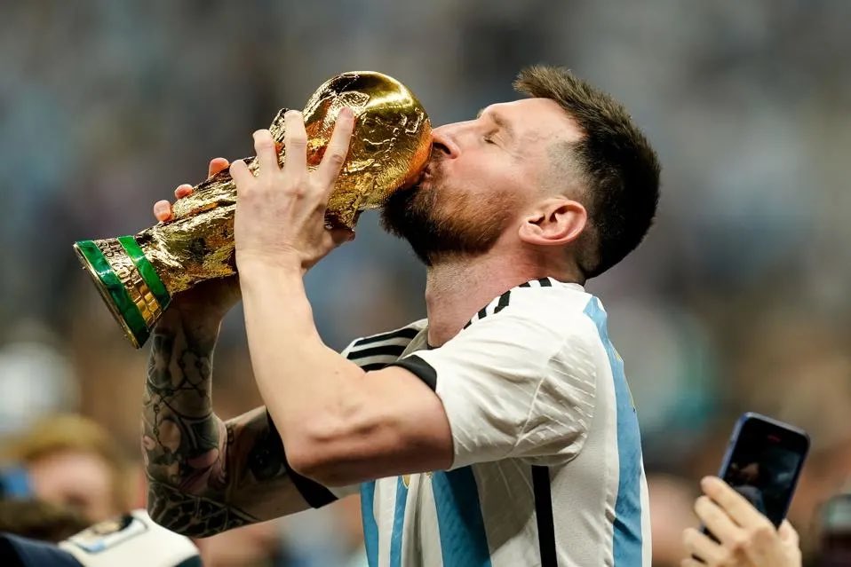 AbduFootball's tweet photo. 🚨 Jürgen Klopp on Argentina winning the World Cup and the GOAT debate:

🗣️ “Argentina deserved the World Cup. It was the best final I ever saw in my life. When you saw how they celebrated, it probably hit the right country in difficult times. Happy for them!

Lionel Messi? He is the greatest footballer in my lifetime. The way he plays football in this age should give us all a hint at how long footballers can perform at the top level. 

👏 It was a joy to watch him.”

Jürgen Klopp is an absolute gem. He knows ball 💎