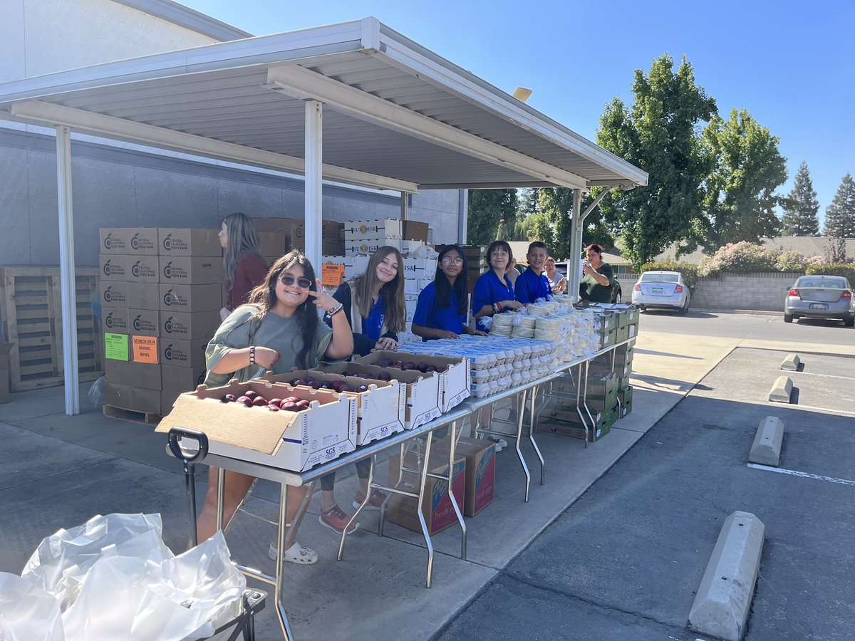 jenlsanders's tweet photo. This is what being an IB student is about! So proud of our IB Ambassadors that volunteered at the Burton School District food giveaway today and made a difference in their community. #ibmyp #ibserviceasaction #RISEUP #ibambassadors #BurtonExperience @BurtonSchools @SCIABEARS https://t.co/IQBFUJYj4Q