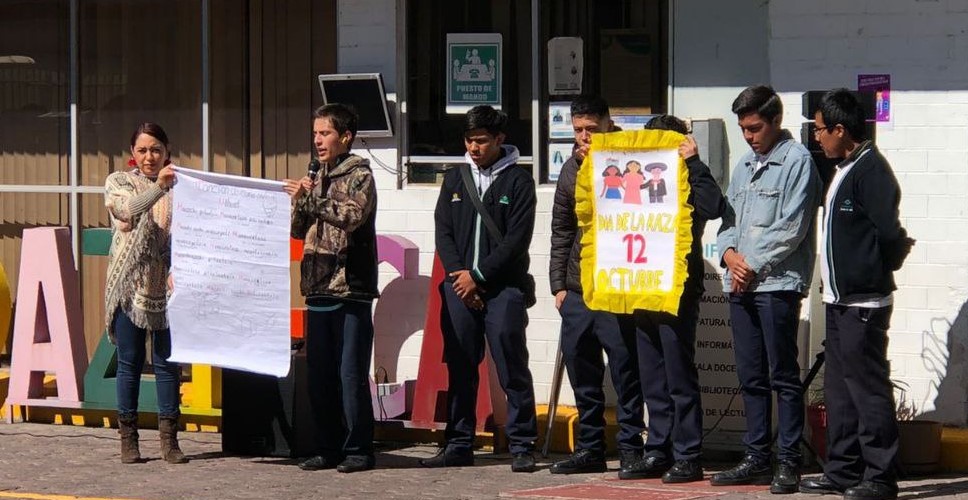 ConalepCdAzteca's tweet photo. "En el Día del Estudiante de Pueblos Originarios, destacamos la participación, identidad y tradiciones de nuestros alumnos en la ceremonia cívica." @Conalep_Edomex 
 #ApasionadamenteCONALEP 
 #ElPoderDeServir https://t.co/m73lHcJa3o