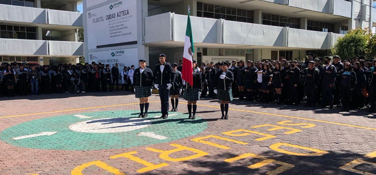ConalepCdAzteca's tweet photo. "En el Día del Estudiante de Pueblos Originarios, destacamos la participación, identidad y tradiciones de nuestros alumnos en la ceremonia cívica." @Conalep_Edomex 
 #ApasionadamenteCONALEP 
 #ElPoderDeServir https://t.co/m73lHcJa3o