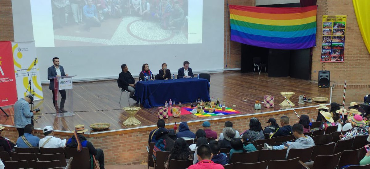 AlirioUribeMuoz's tweet photo. 📢 12 de octubre Dia de la #ReExistencia de los Pueblos Indígenas de América.
Hoy tejiendo la palabra con los Pueblos Indígenas de la Mesa de Víctimas del Conflicto Armado presentes en Bogotá.
📲 Ver: https://t.co/XJH7ukIQTy https://t.co/fWvwtEY8VD