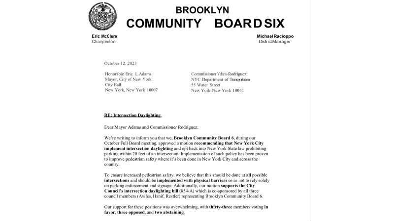 BrooklynCB6's tweet photo. Coverage of our daylighting resolution from @kduggan16 at  @StreetsblogNYC 
https://t.co/aRTAgkXCu3 https://t.co/eQN74vK6Bm
