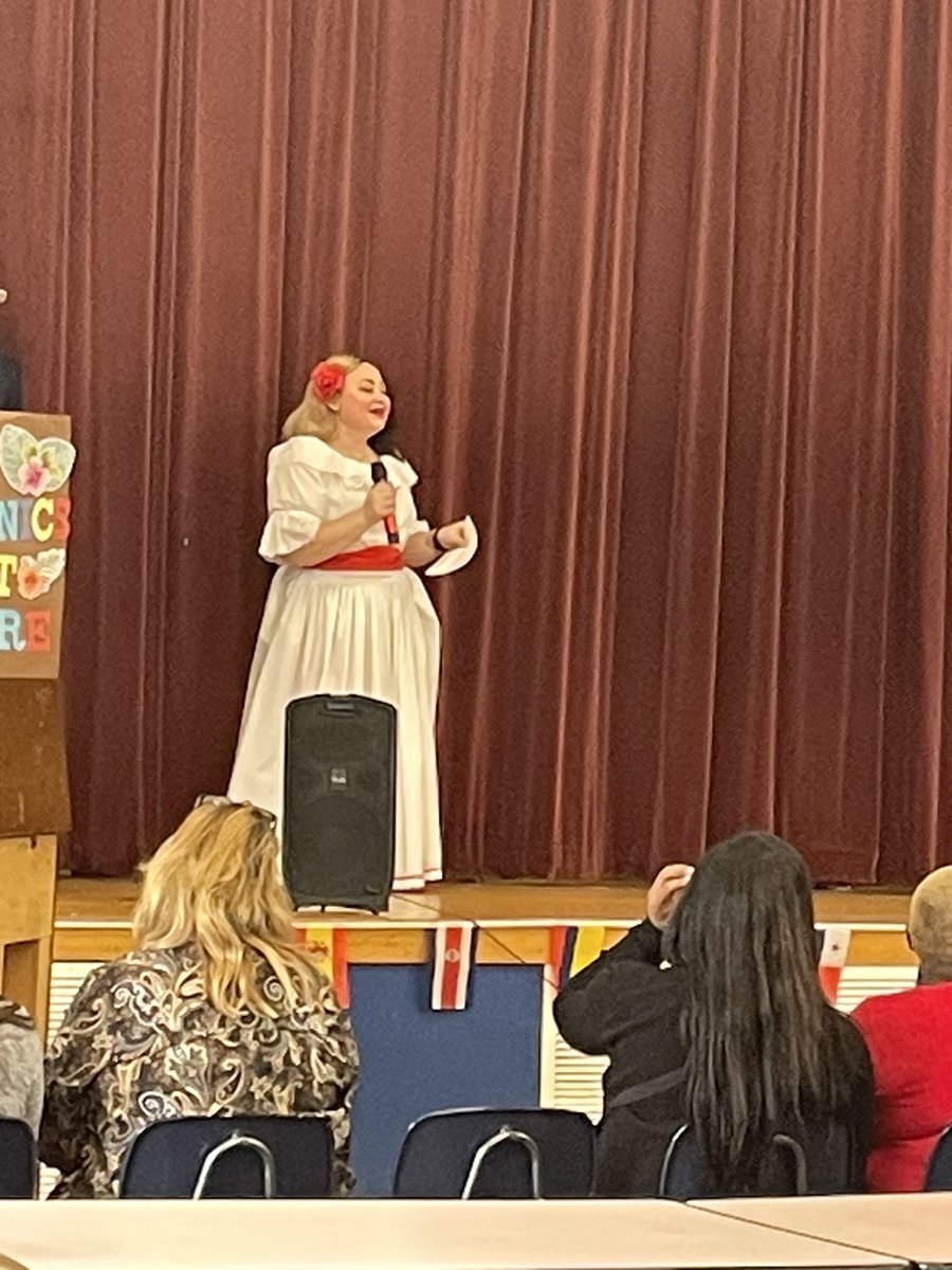 tmwalthour1's tweet photo. Hispanic Heritage was celebrated at The Nest! Ms Medina did a tremendous job! Check it out! #thebestnest #hispanicheritagemonth @akjohnsonEdS https://t.co/x1EFfkRMY8