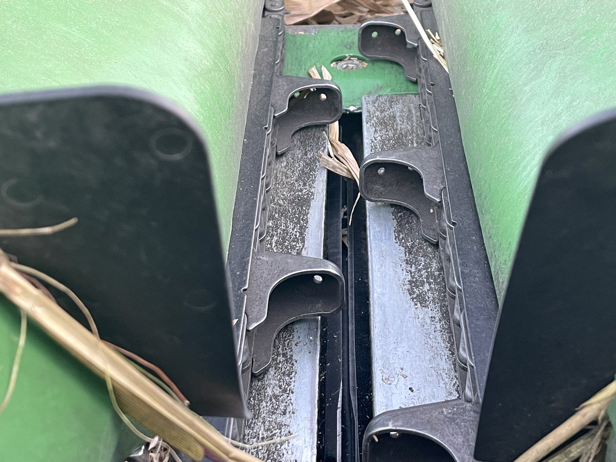 LeadingEdgeEq's tweet photo. C18R #cornhead with #RowMax demoing today near Conway, ND. 📷: Bernie Linstad #corn #harvest #harvest23 https://t.co/sonjhXCNr5