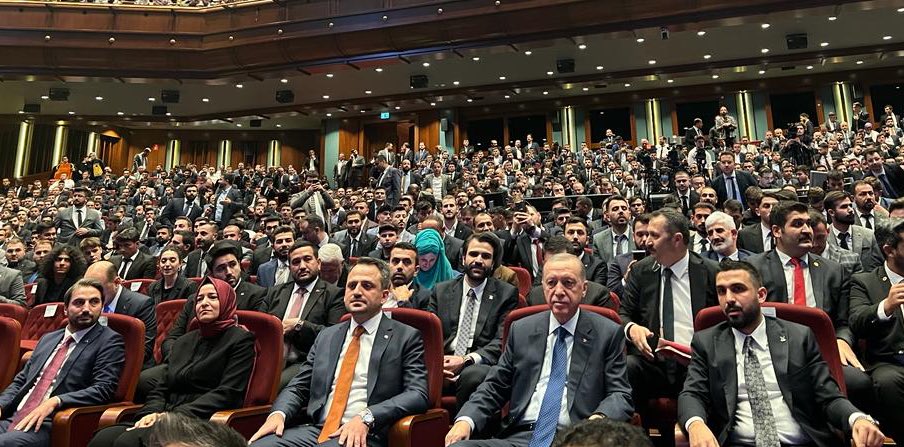 mburaksarman's tweet photo. 📌 T.C Cumhurbaşkanlığı Külliyesi Tügva Teşkilat Buluşması | 2023

TÜGVA Teşkilatımız olarak, liderimizle buluştuk. 

📢 Liderimizin tabiri ile “ sizleri gördükçe, kendi gençlik yıllarım aklıma geliyor”.

▪️Teşkilatımızla beraber 81 İl 571 İlçemizde Liderimizin gençlik yıllarının aşk, heyecan ve coşkusu ile gayret ettik, gayret ediyoruz ve gayret etmeye de devam edeceğiz! 

▪️Unutmadığımız bir husus var ki; yaşamış olduğumuz şu asırda, #SavunanAdam ’ın yolunda, #UzunAdam ile omuz omuza milletimize hizmet etmenin şerefini taşıyoruz !
