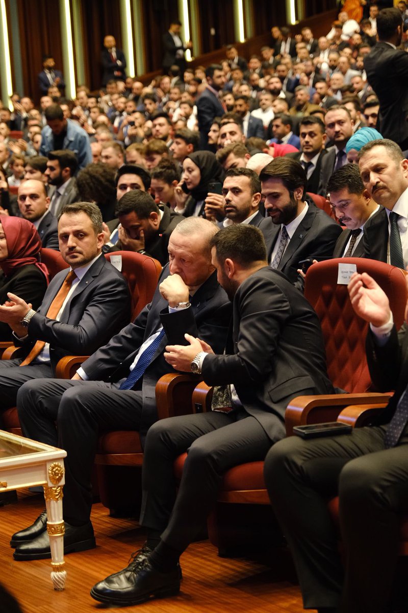 mburaksarman's tweet photo. 📌 T.C Cumhurbaşkanlığı Külliyesi Tügva Teşkilat Buluşması | 2023

TÜGVA Teşkilatımız olarak, liderimizle buluştuk. 

📢 Liderimizin tabiri ile “ sizleri gördükçe, kendi gençlik yıllarım aklıma geliyor”.

▪️Teşkilatımızla beraber 81 İl 571 İlçemizde Liderimizin gençlik yıllarının aşk, heyecan ve coşkusu ile gayret ettik, gayret ediyoruz ve gayret etmeye de devam edeceğiz! 

▪️Unutmadığımız bir husus var ki; yaşamış olduğumuz şu asırda, #SavunanAdam ’ın yolunda, #UzunAdam ile omuz omuza milletimize hizmet etmenin şerefini taşıyoruz !