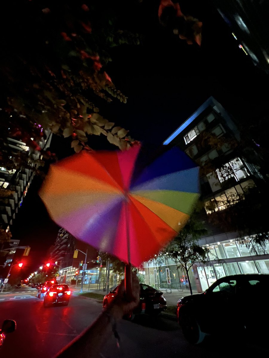 shisanxncs's tweet photo. 【我们是生命】在多伦多最繁华的地区，与好几十个伙伴，
十三，敞开了声音，振动我的胸腔，联结并振动所有的人，激发振动了全脉轮，
集体chant了很久很久…

今晚是【声音】开启，敞开，联结集体，传递，进化…
好几十个人，围坐一圈圈。
所有人的声音融合在一块儿。
今晚十三也惦念并联结回馈给了大家 https://t.co/pGQtrCf3nT