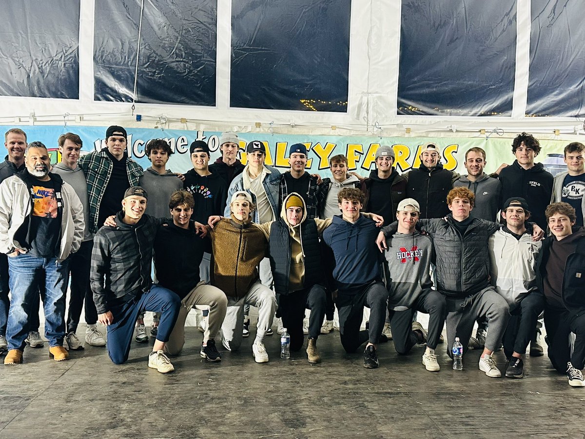 BCHLGrizzlies's tweet image. A big thank you to @GaleyFarms for having us out tonight for some Halloween fun, we had a great time. 

If you want some Halloween family time go check out the train, corn maze and haunted house. 

#Hauntedhouse #cornmaze #halloweenfun  #hockey #team #builder  #CommunityMatters
