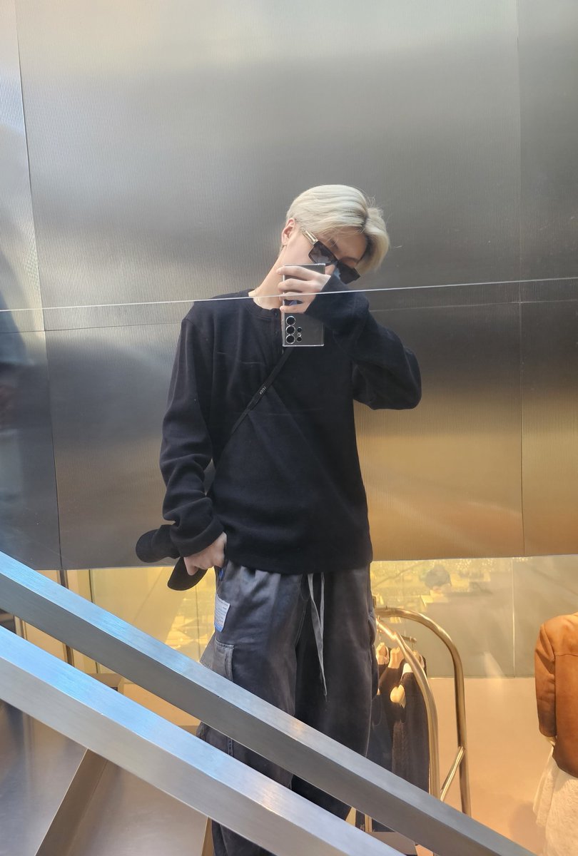 jongsegong's tweet photo. In PRADA Beverly Hills🔥

A new mini version of JJONG-DDUDDU
📸 JJONG's moments 📸 https://t.co/U3jdlZMbbX