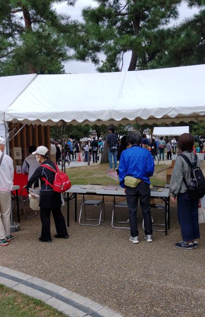 linearkyoto's tweet photo. 令和５年１０月８日（日）、平安神宮前・岡崎プロムナード一帯で開催されました「第２１回京都学生祭典」で、リニア京都誘致のPRグッズを配布しました！
リニア京都誘致の取組を多くの皆様に知っていただくことができました。皆様ありがとうございました。 https://t.co/i551mW7tgL