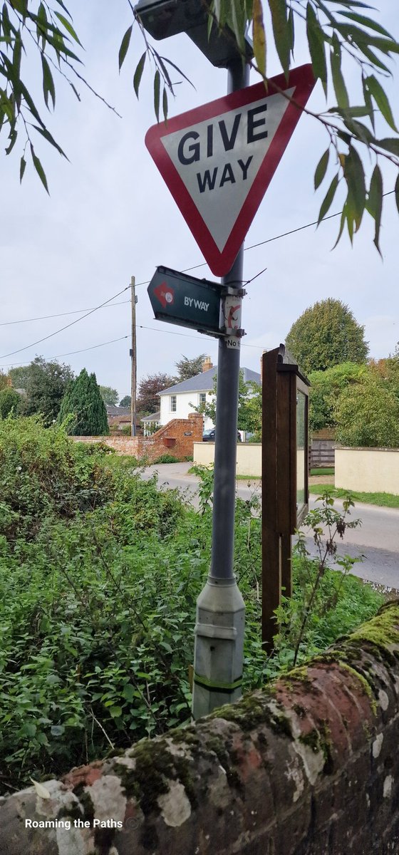 Roamingthepaths's tweet image. A hybrid! 

Streetsign fingerpost combo. 

#fingerpostfriday 
#streetsign 
#giveway