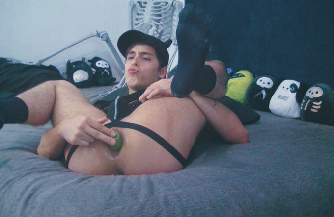 Con trompitas de que me est&aacute; gustando... Vayan a ver el nuevo videooo ⬛🟧 https://t.co/yqzdDd7YjO